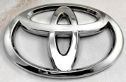 Шильдик автомобильный SHKP Toyota SM серебрянный пластик размер 115мм